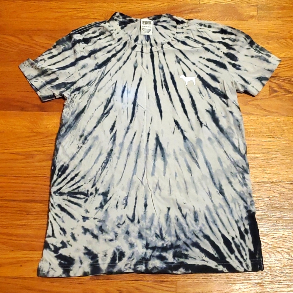 ✨️3/$18 PINK shirt size xs. Fits more like a medium